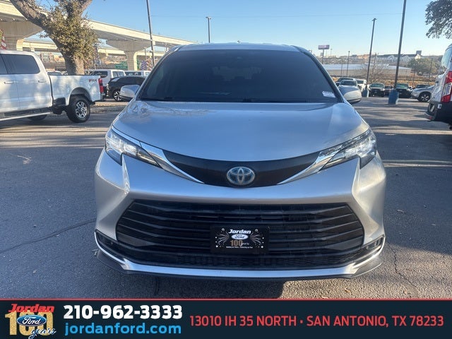 2021 Toyota Sienna LE 8 Passenger