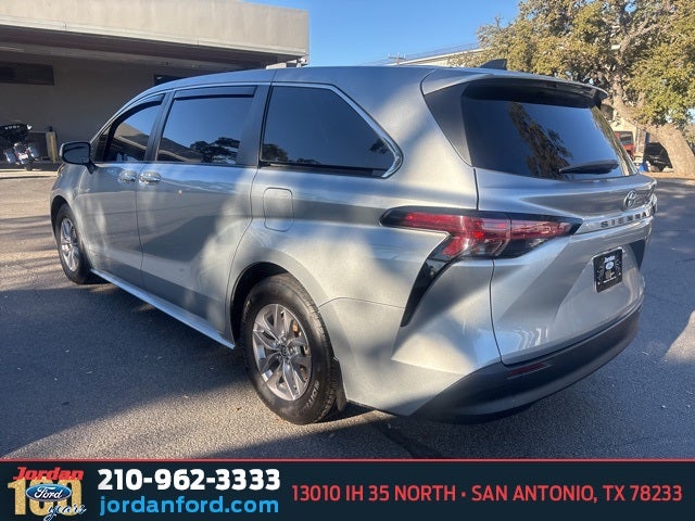 2021 Toyota Sienna LE 8 Passenger