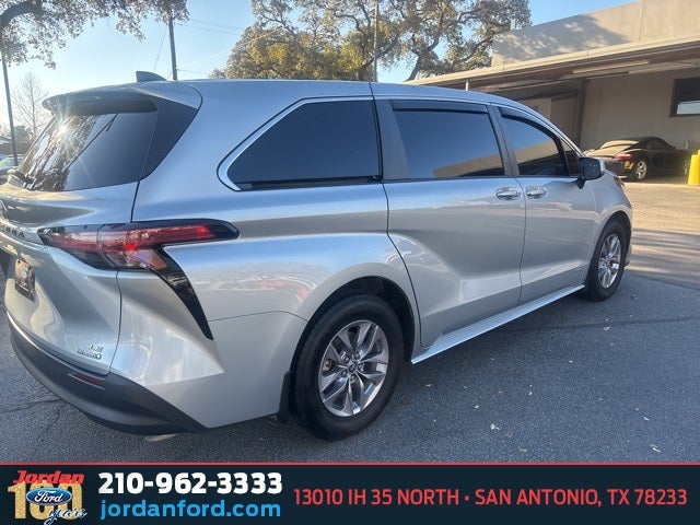 2021 Toyota Sienna LE 8 Passenger