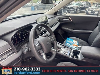 2023 Mitsubishi Outlander SE
